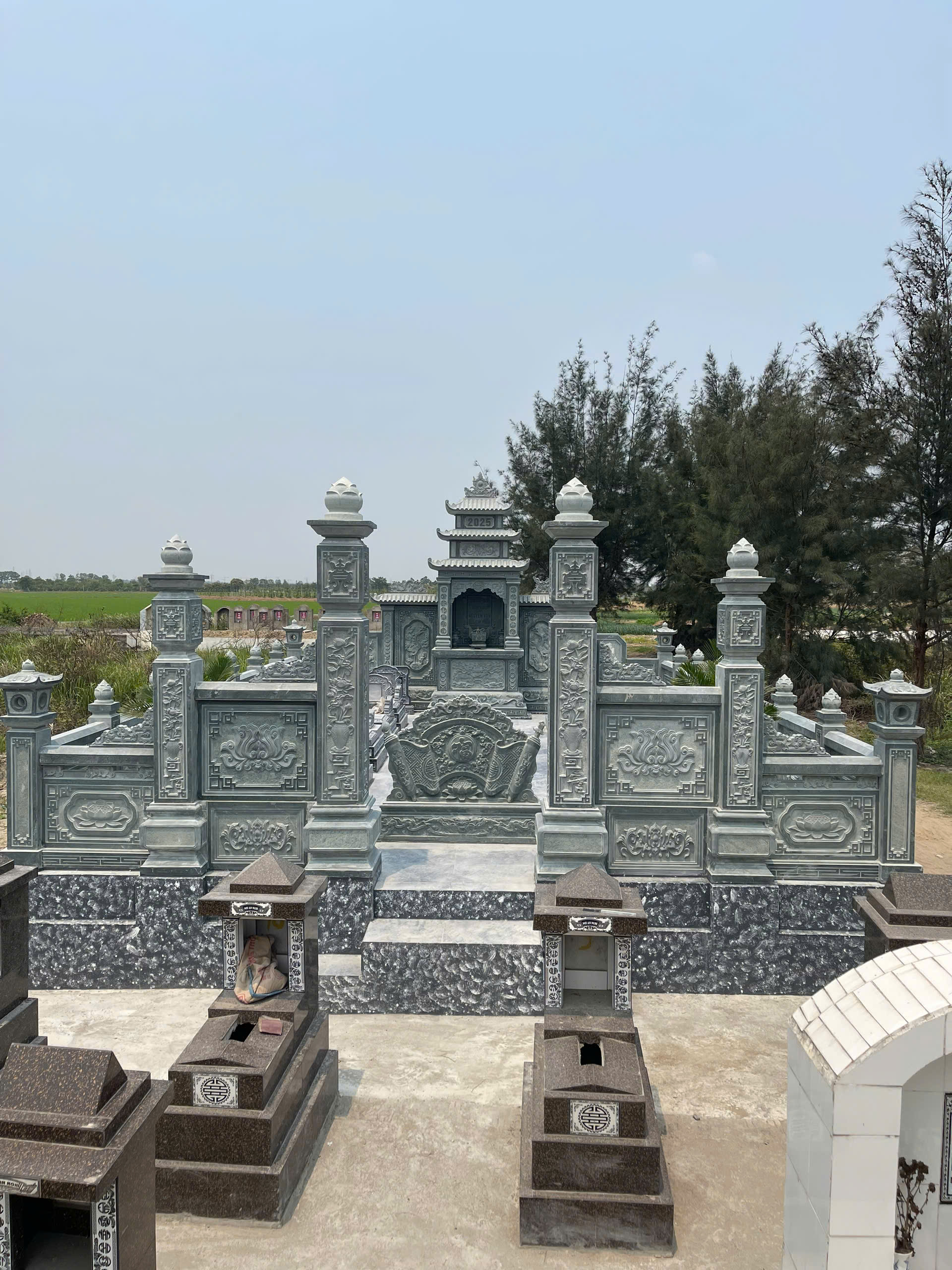 Khu Lăng Mộ Đá Đẹp Kết Hợp Đá Xanh Rêu Và Xanh Đen – Mẫu Thi Công Chất Lượng Từ Đá Phát Tâm- Khu lang mo da dep chuan phong thuy