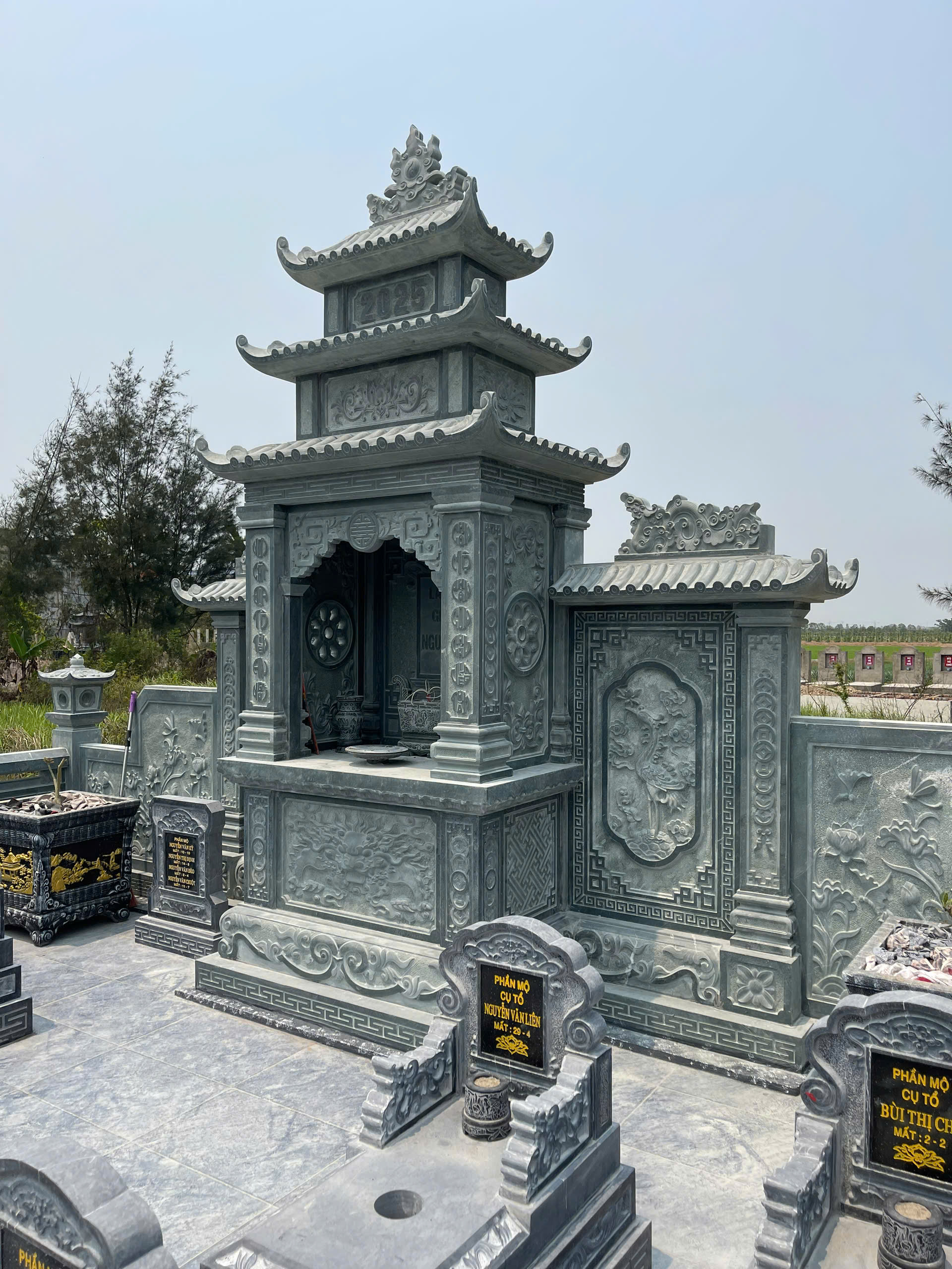 Khu Lăng Mộ Đá Đẹp Kết Hợp Đá Xanh Rêu Và Xanh Đen – Mẫu Thi Công Chất Lượng Từ Đá Phát Tâm- Lang tho chinh 1