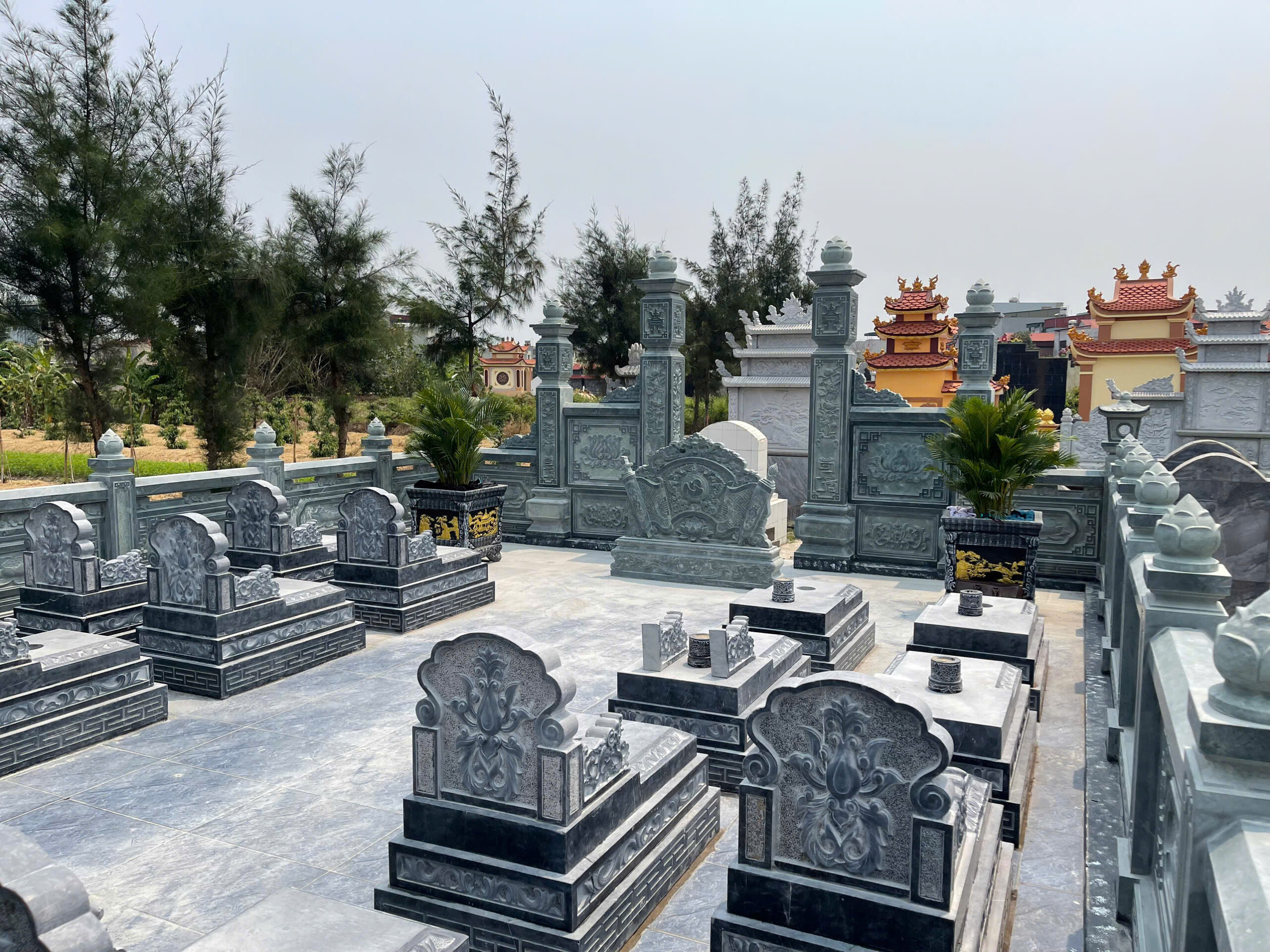 Khu Lăng Mộ Đá Đẹp Kết Hợp Đá Xanh Rêu Và Xanh Đen – Mẫu Thi Công Chất Lượng Từ Đá Phát Tâm- cac mo nho da xanh den chuan phong thuy scaled