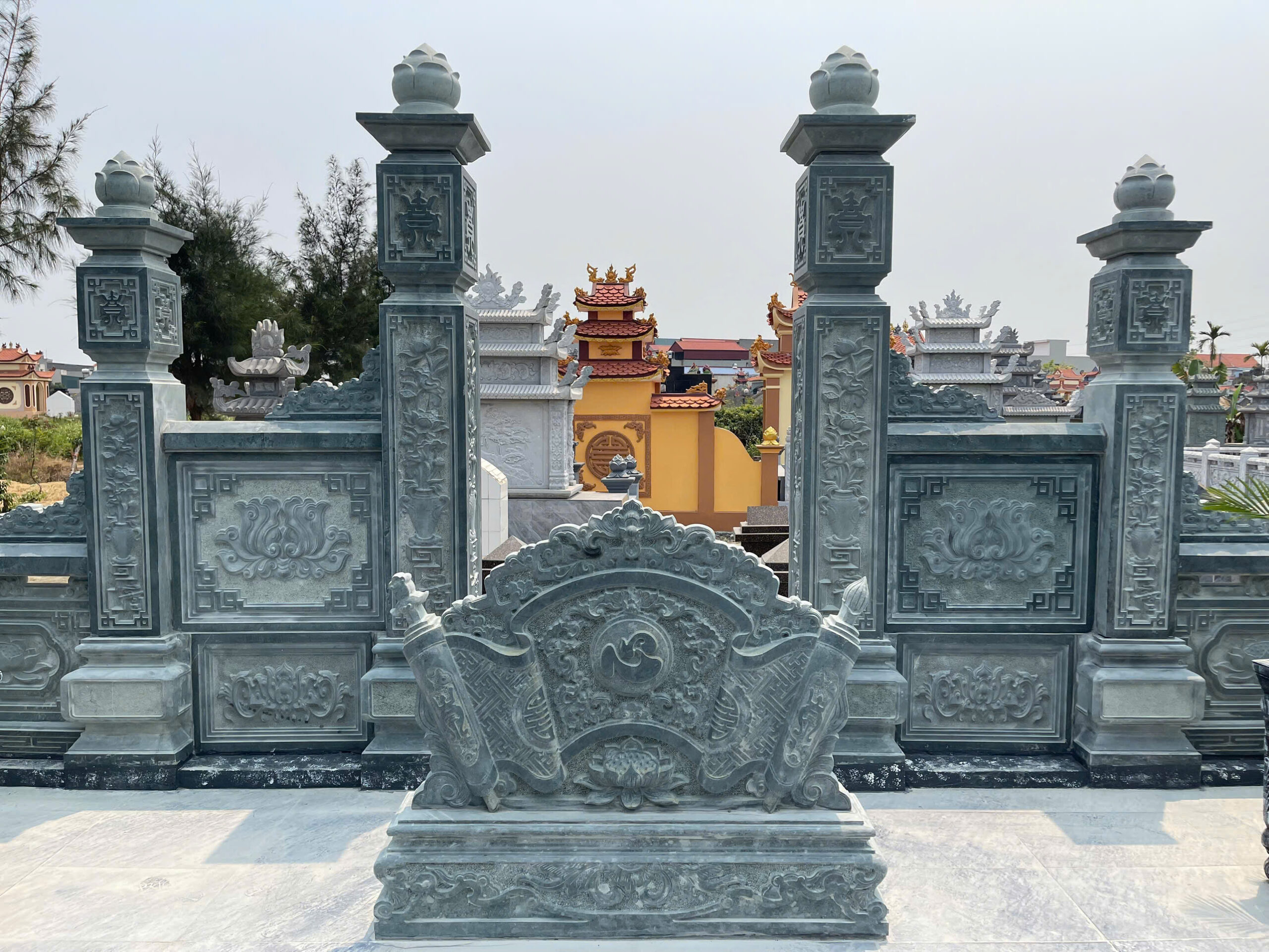 cuon-thu-da-va-2-tru-cot-dep.jpg
