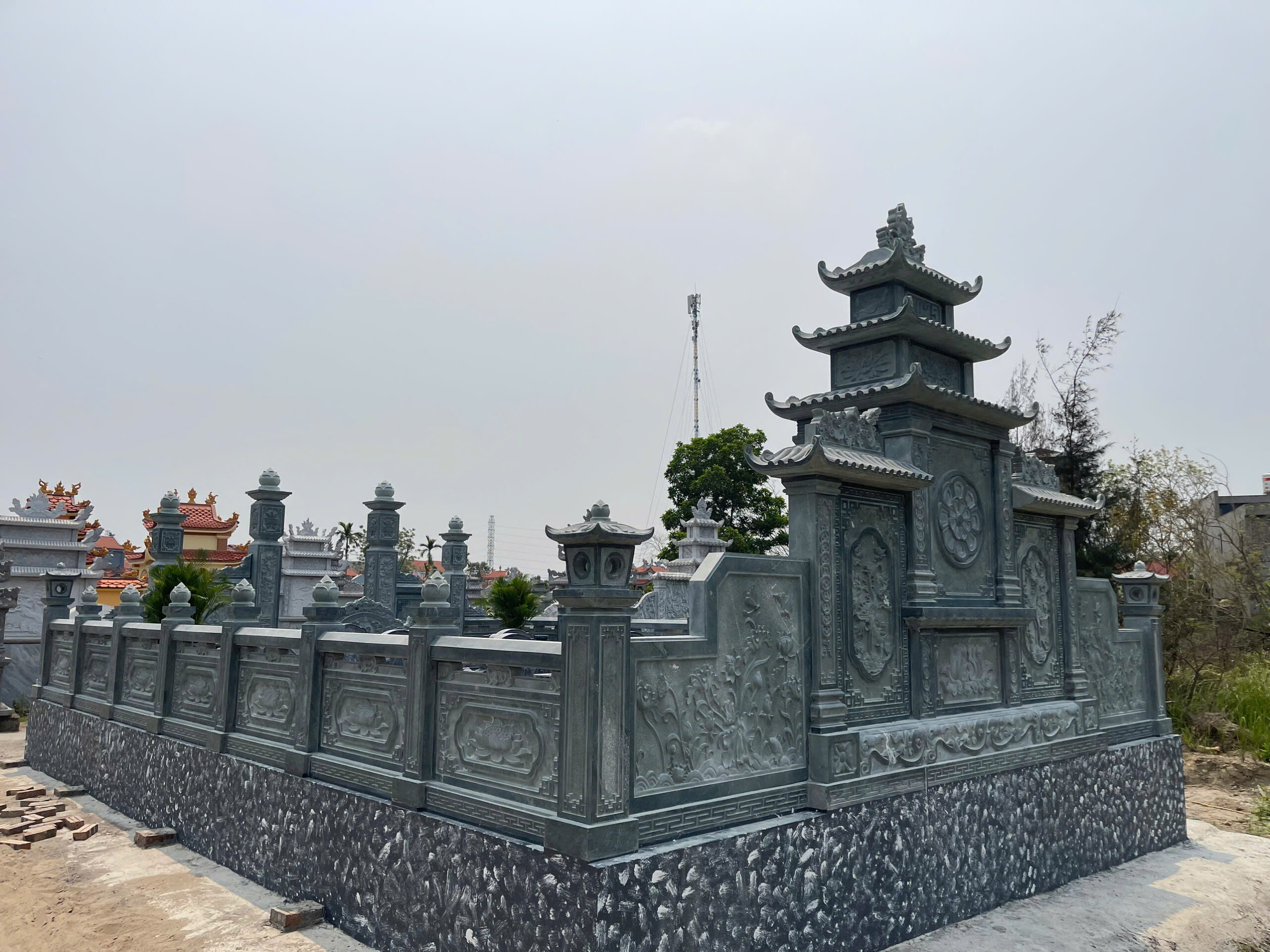 Khu Lăng Mộ Đá Đẹp Kết Hợp Đá Xanh Rêu Và Xanh Đen – Mẫu Thi Công Chất Lượng Từ Đá Phát Tâm- goc sau cua khu lang mo scaled
