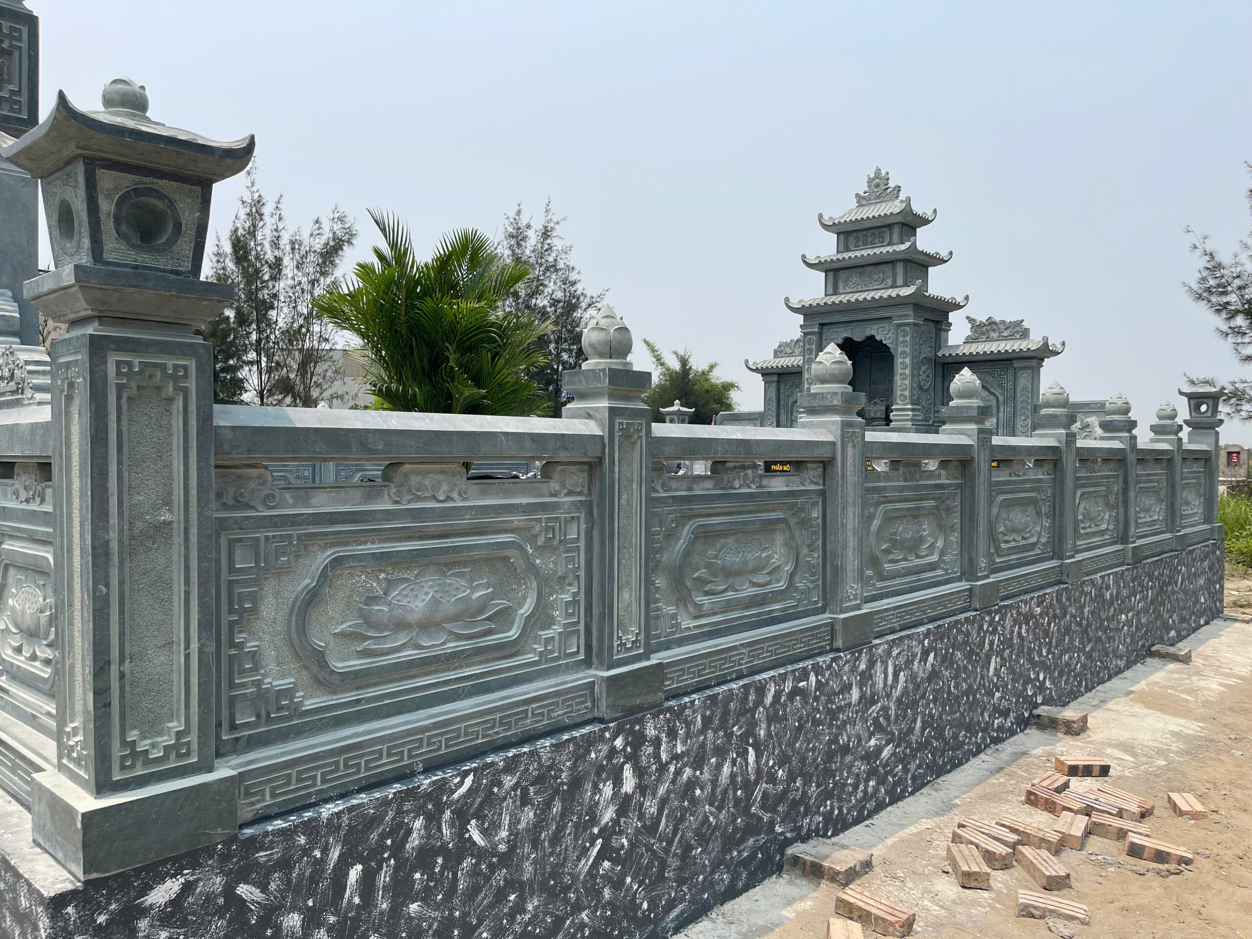 Khu Lăng Mộ Đá Đẹp Kết Hợp Đá Xanh Rêu Và Xanh Đen – Mẫu Thi Công Chất Lượng Từ Đá Phát Tâm- hang rao da xanh reu dep scaled