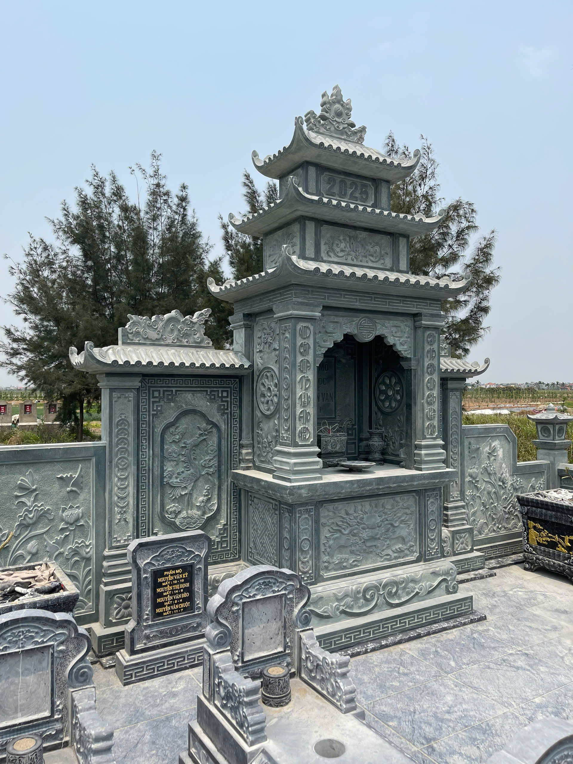 Khu Lăng Mộ Đá Đẹp Kết Hợp Đá Xanh Rêu Và Xanh Đen – Mẫu Thi Công Chất Lượng Từ Đá Phát Tâm- lang tho chinh 2