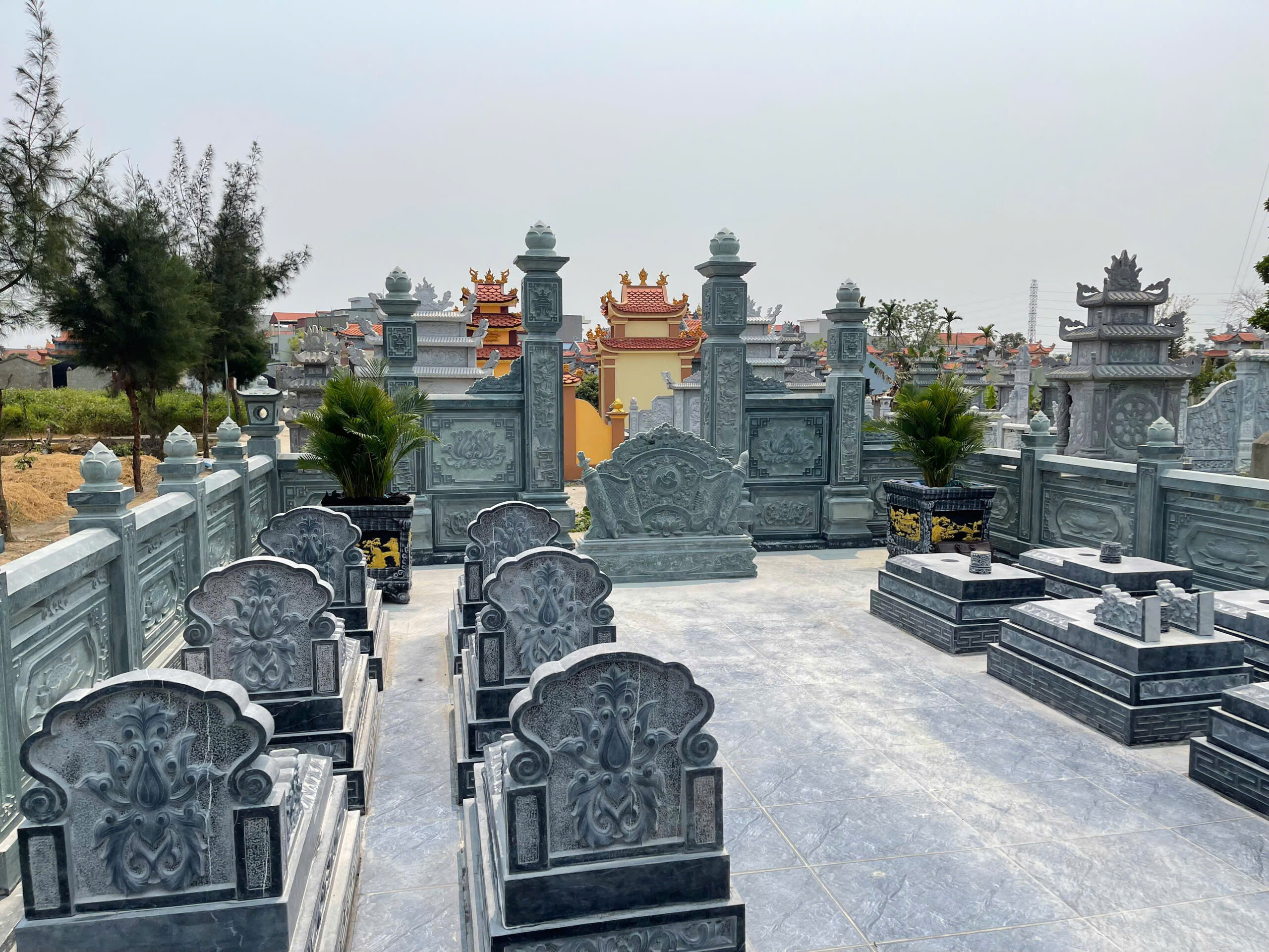 Khu Lăng Mộ Đá Đẹp Kết Hợp Đá Xanh Rêu Và Xanh Đen – Mẫu Thi Công Chất Lượng Từ Đá Phát Tâm- phan mo nho scaled