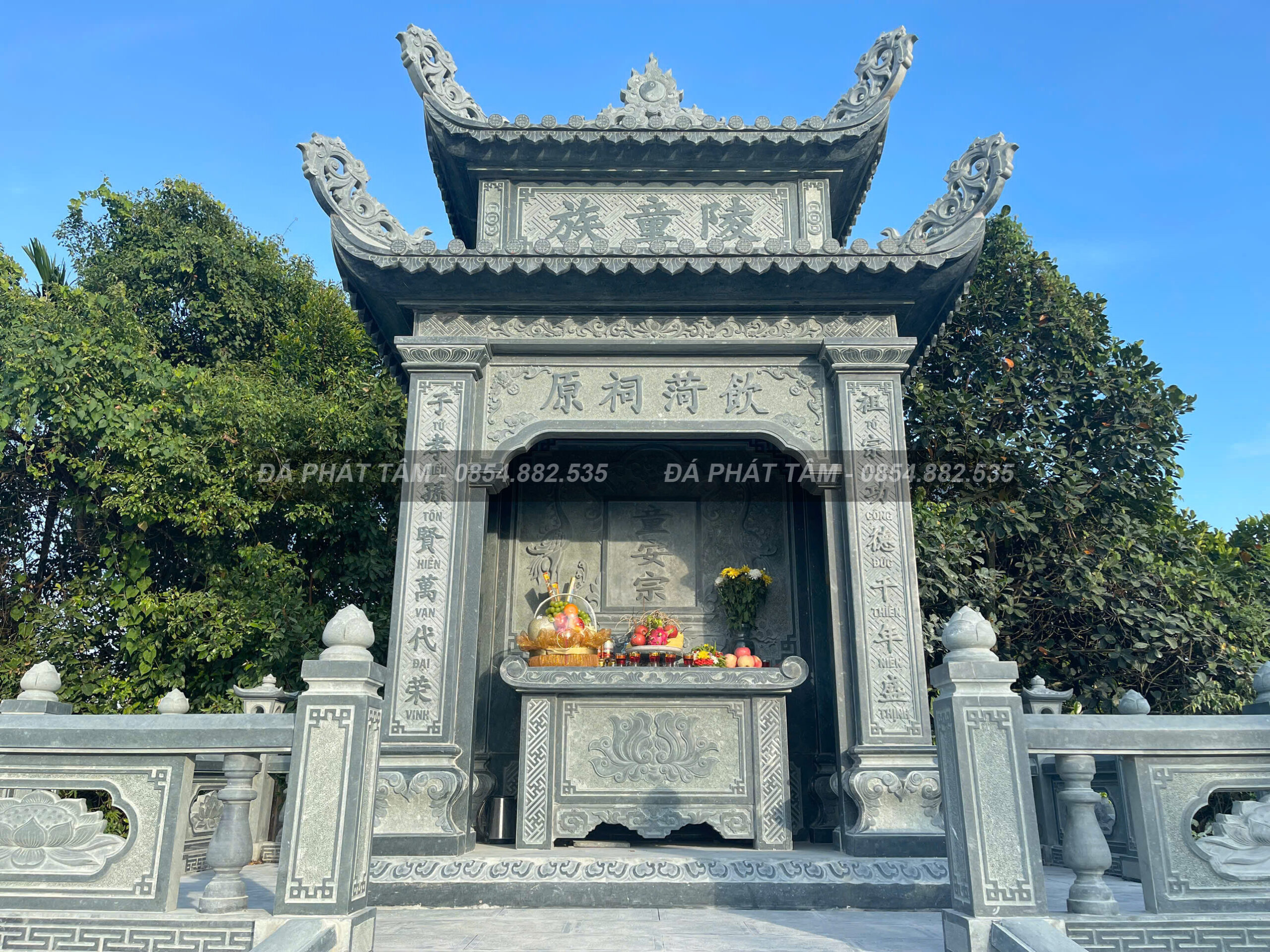 Lăng Thờ Chính Chạm Khác Hoa Văn Tinh Xảo Lăng Thờ Chính Chạm Khác Hoa Văn Tinh Xảo