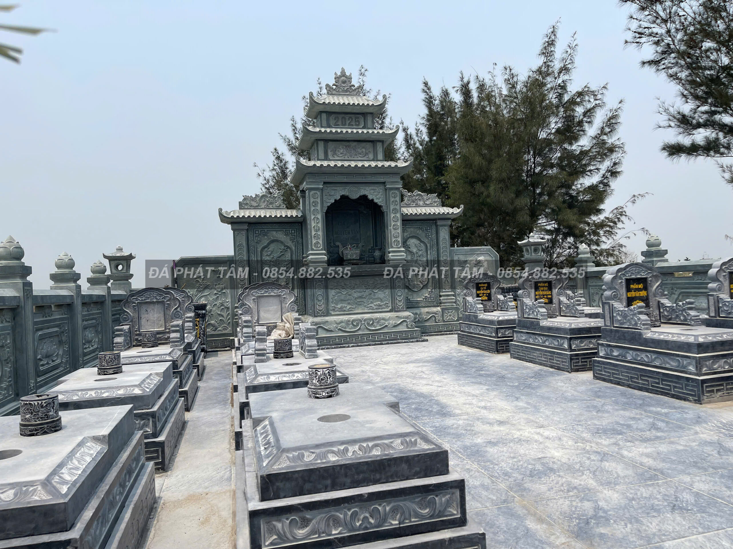 Lăng Thờ Chính Đá Xanh Rêu Lăng Thờ Chính Đá Xanh Rêu