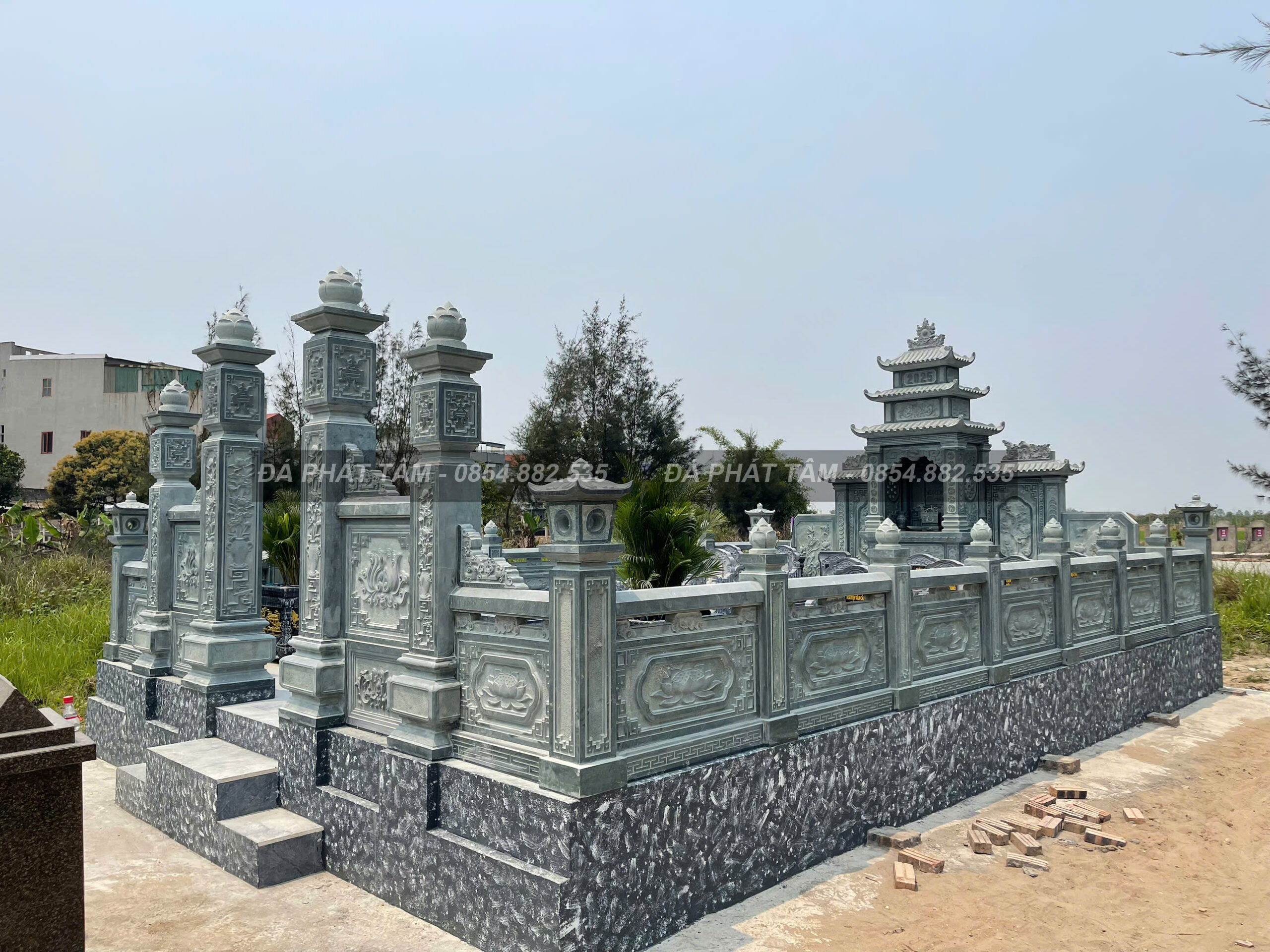 Khu Lăng Mộ Đá Xanh Rêu Cao Cấp 
