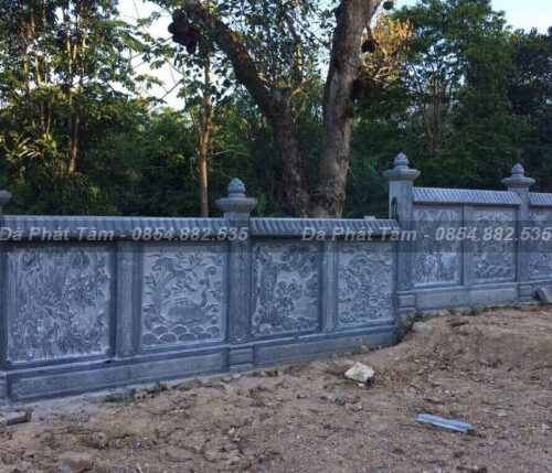 Tường rào đá xanh đen có mái, hoa văn tinh xảo – Chuẩn Phong Thuỷ – PT377