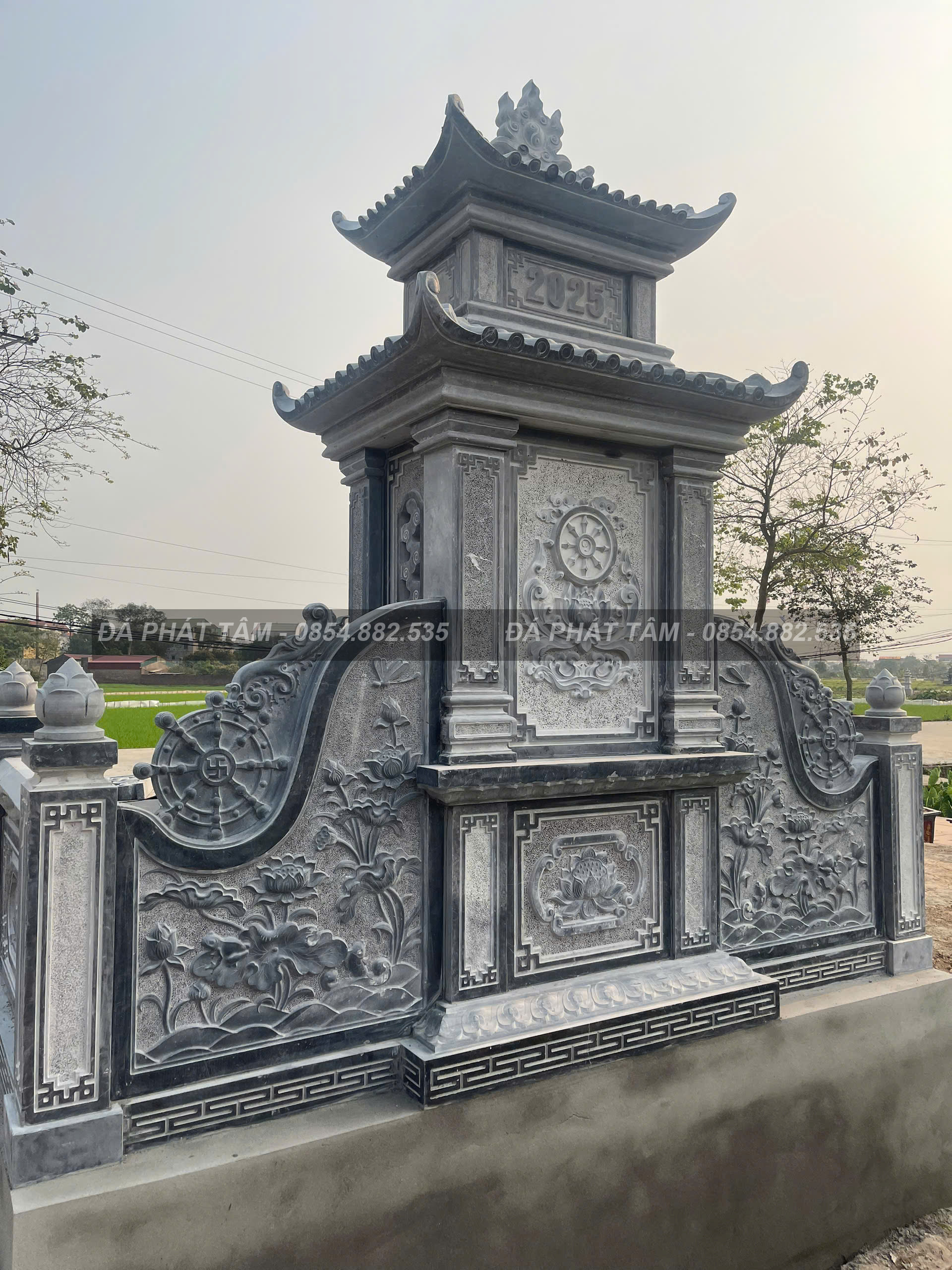 Mặt Sau Lăng Thờ Chính Điêu Khác Hoa Văn Tỉ Mỉ Mặt Sau Lăng Thờ Chính Điêu Khác Hoa Văn Tỉ Mỉ