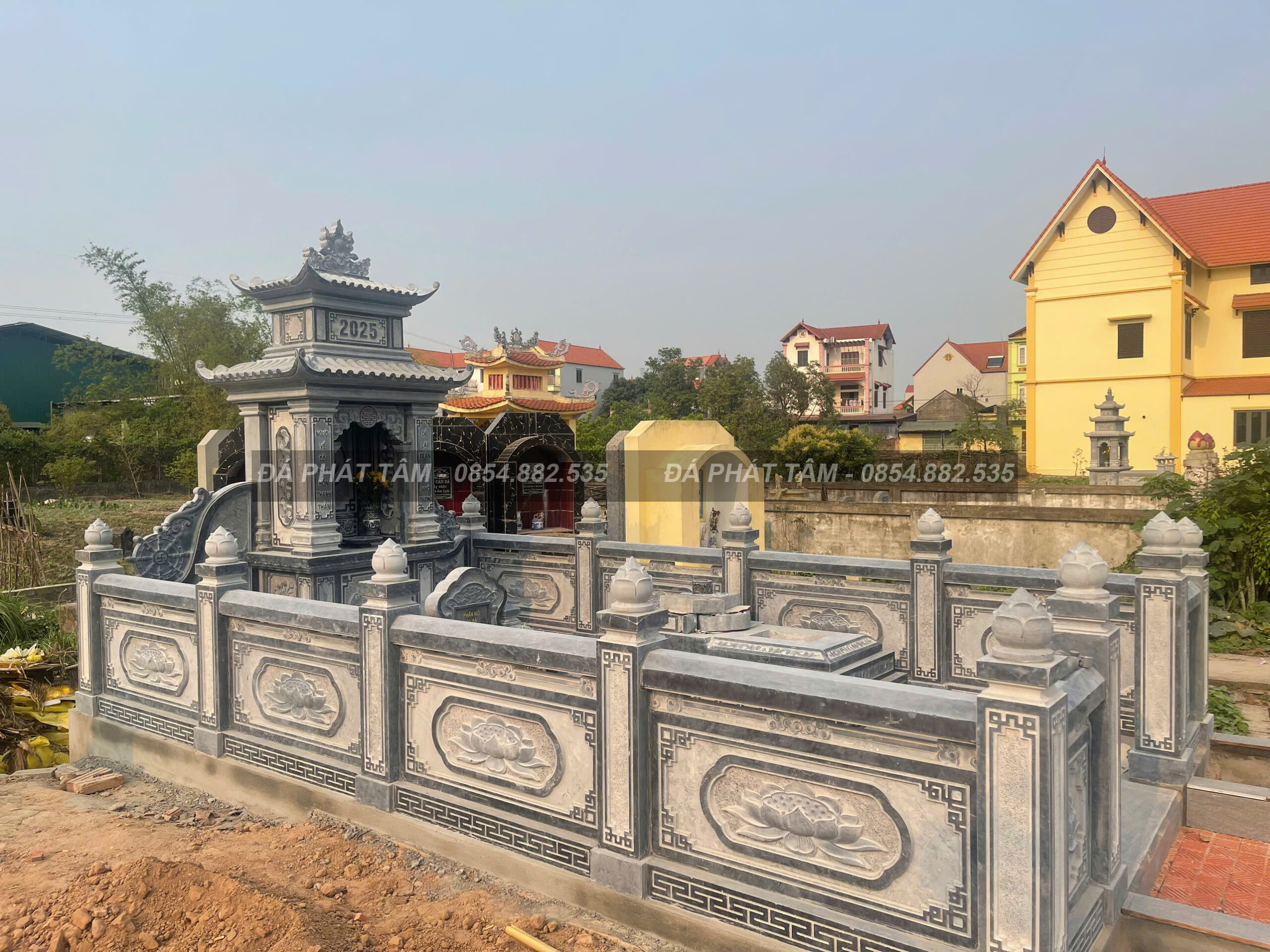 Lan Can Đá Bao Quanh Khu Lăng Mộ Lan Can Đá Bao Quanh Khu Lăng Mộ