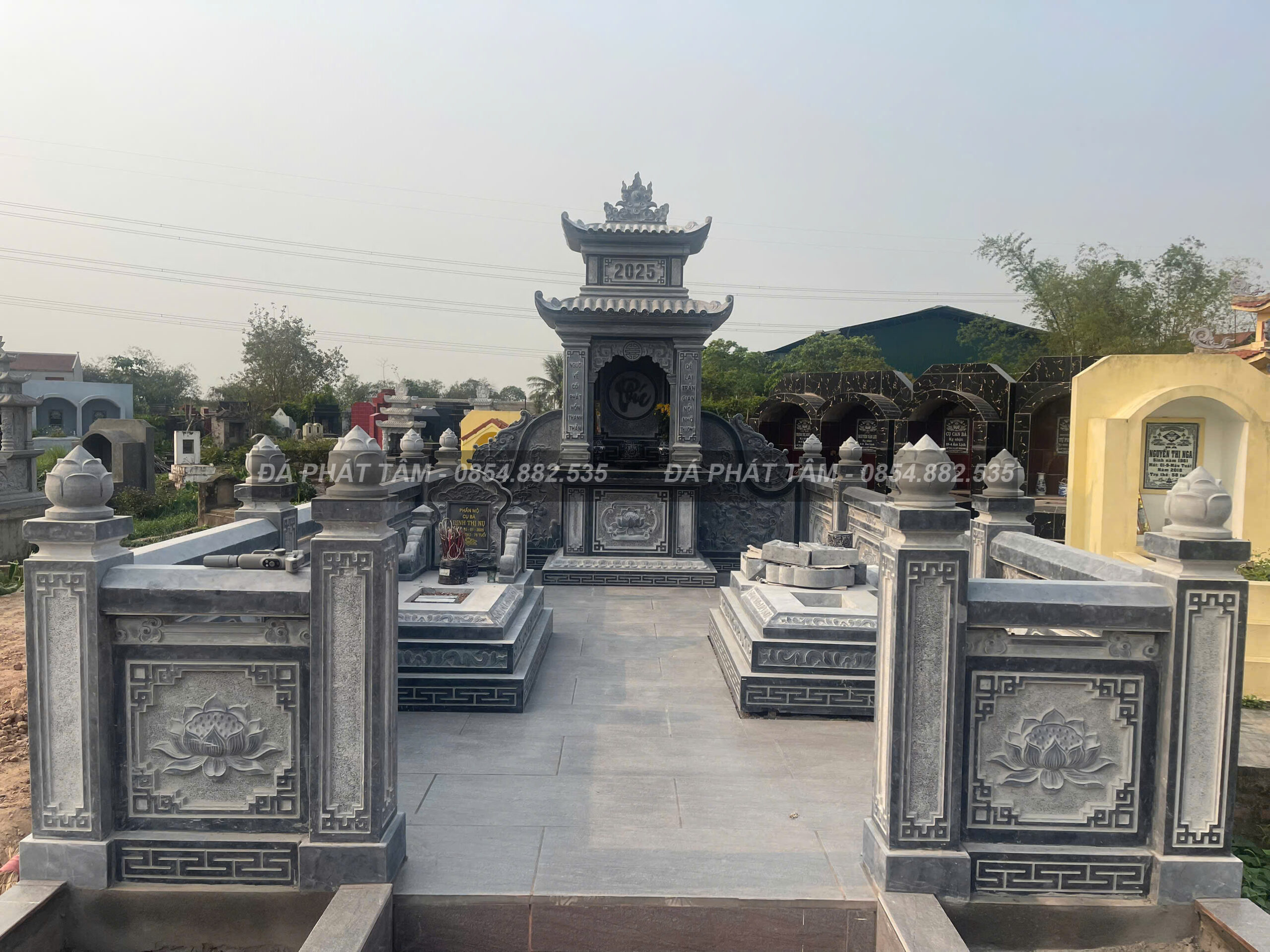 Khu Lăng Mộ Đá Xanh Đen