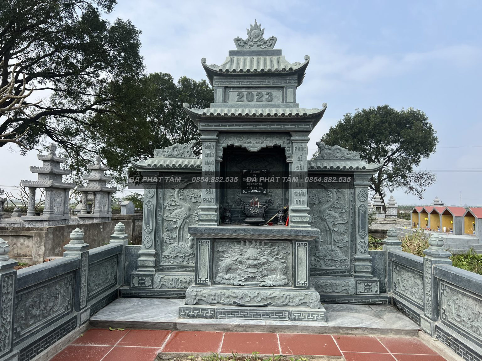 Lăng Thờ Đá Hai Mái Chạm Hoa Văn Rồng