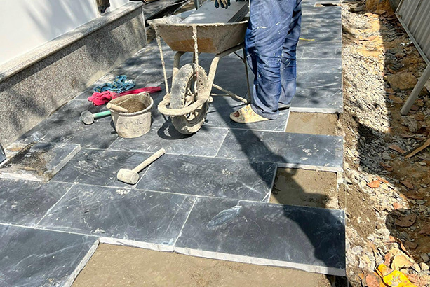 Phân biệt đá xanh rêu cao cấp và đá xanh đen truyền thống – Loại nào lát sân đẹp nhất và xu hướng trong năm 2025- Da den mai lat san