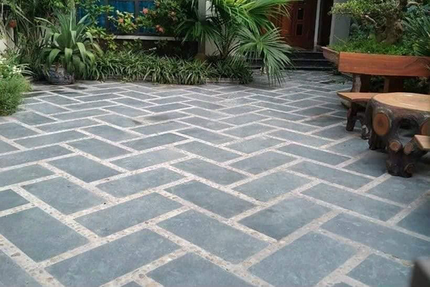 Vì sao đá lát sân tự nhiên đang “lên ngôi” trong thiết kế sân vườn hiện đại?- Da xanh thanh hoa lat san