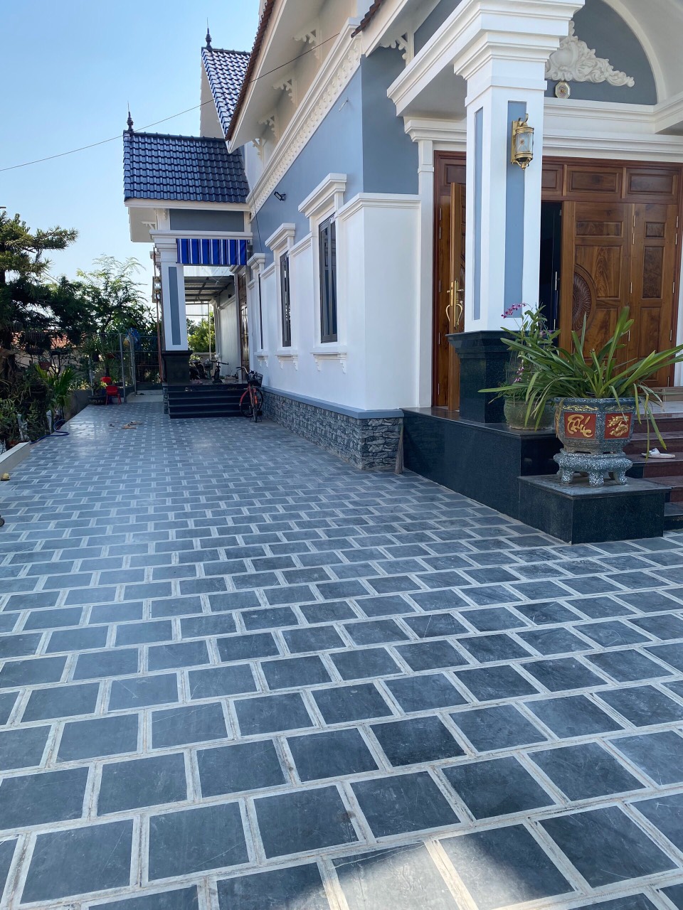 Đá xanh tự nhiên lát sân và nghệ thuật phối cảnh sân vườn mang phong cách Á Đông- da lat san nha vuon 1
