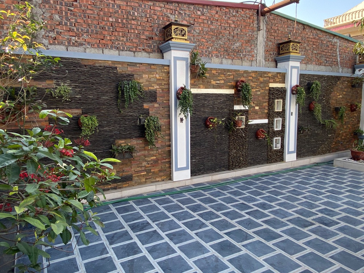 Đá xanh tự nhiên lát sân và nghệ thuật phối cảnh sân vườn mang phong cách Á Đông- da san vuon 1