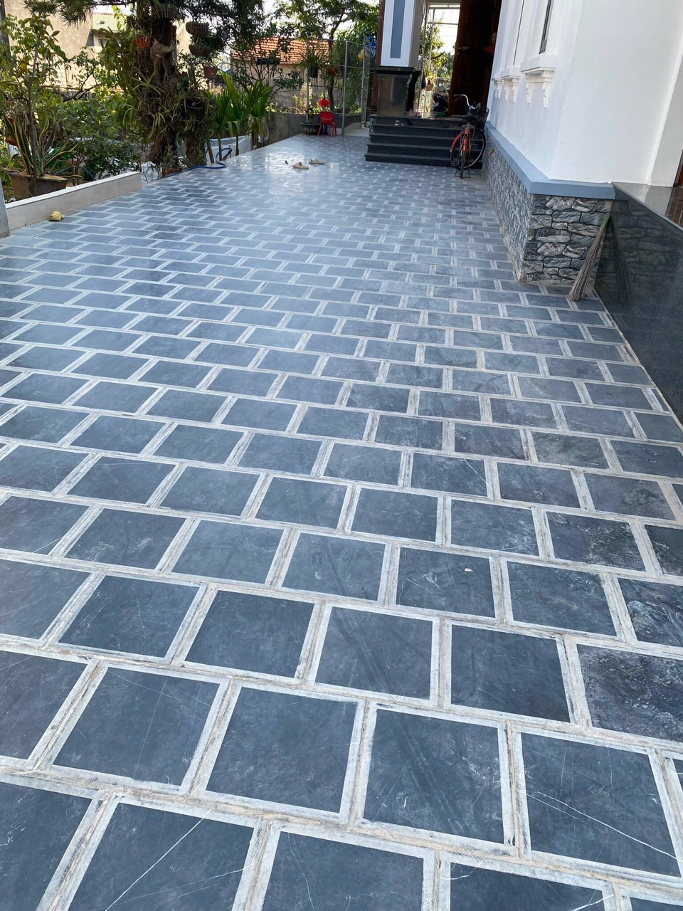 5 Lỗi Thường Gặp Khi Lát Đá Xanh Sân Vườn Và Cách Khắc Phục Triệt Để – Kinh Nghiệm Từ Thực Tế Thi Công- da san vuon tu nhien