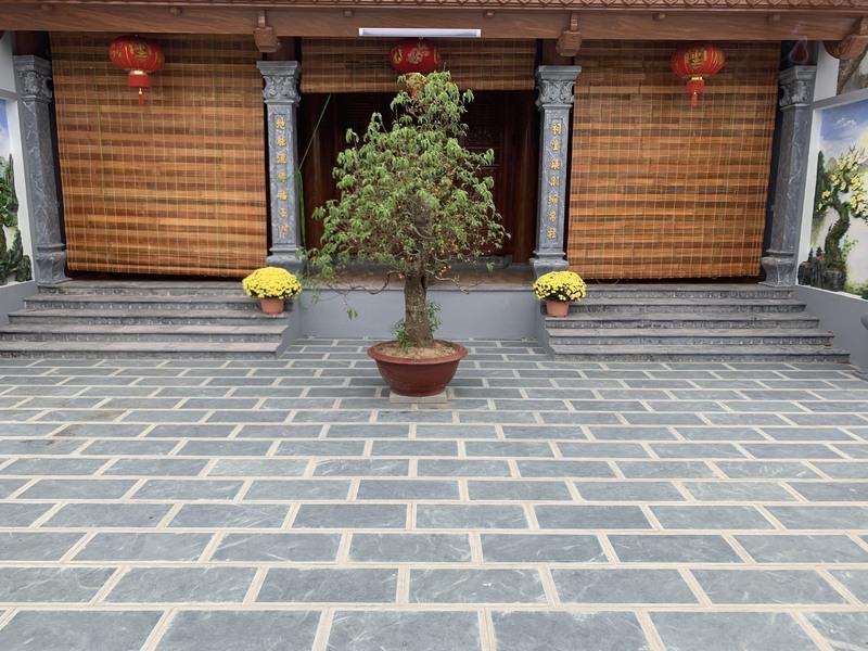 Đá xanh tự nhiên lát sân và nghệ thuật phối cảnh sân vườn mang phong cách Á Đông- da xanh reu tru vien lat nha tho