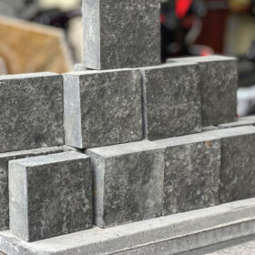 Đá xanh tự nhiên lát sân và nghệ thuật phối cảnh sân vườn mang phong cách Á Đông- khoi da cubic lat san vuon