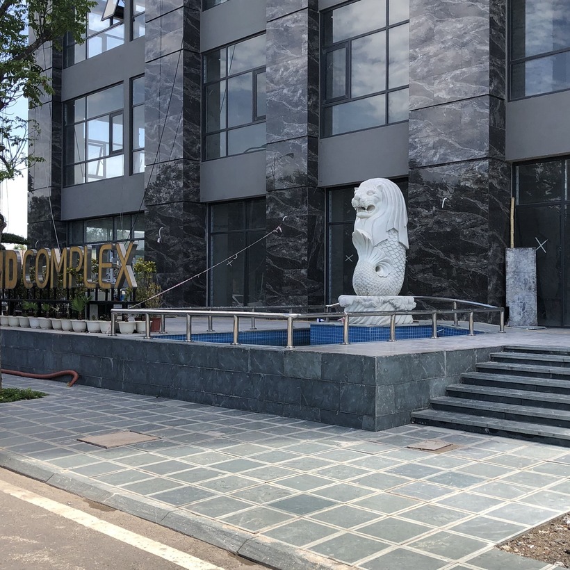 Nên Lát Đá Theo Mạch Vuông Hay Mạch So Le? Cách Thi Công Đẹp, Chuẩn Kỹ Thuật Và Không Đọng Nước- mai min xanh reu bo vien toan phan lat chung cu.jpg