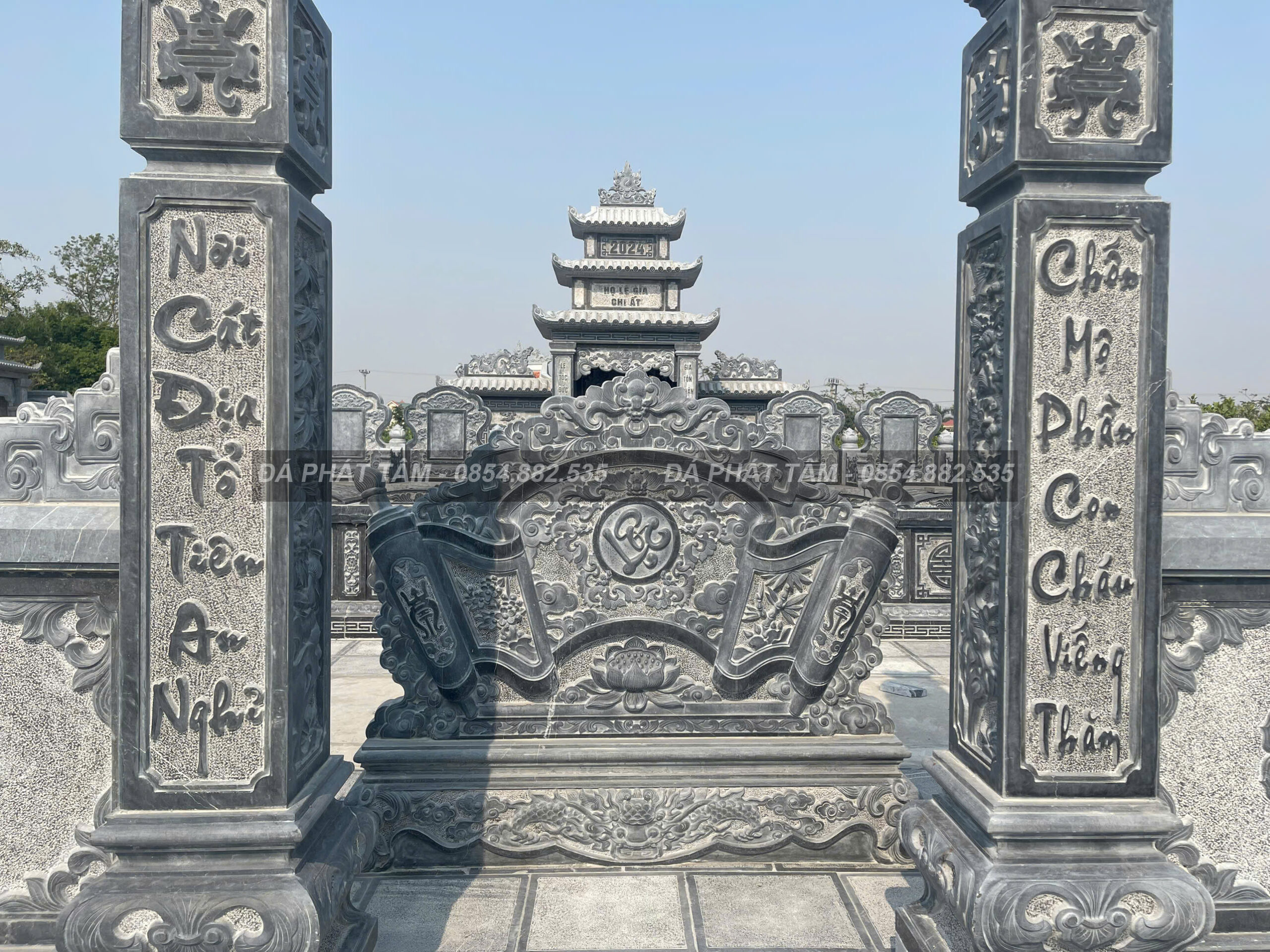 Cuốn Thư Đá Trong Khu Lăng Mộ